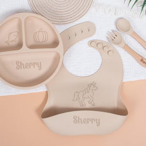 パーソナライズされたシリコン製ベビーフィーディングセット 4-in-1、カスタム刻印入り幼児用食事キット（お皿、よだれかけ、フォーク、スプーン付き） | ベビーシャワーギフト