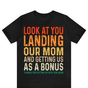 Kijk hoe je onze moeder landt en ons als bonus krijgt T-shirt, vaderdagcadeau voor stiefvader, shirt bonusvader, cadeau voor stiefvader T-shirt