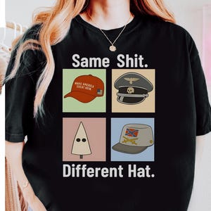 Könnte beinhalten: Schwarzes T-Shirt mit dem Text "Same Shit. Different Hat." Das Shirt zeigt vier Bilder von verschiedenen Hüten: eine rote Baseballkappe, eine Militärmütze, eine weiße spitz zulaufende Kapuze und einen Konföderiertenhut.