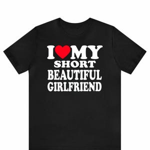 Amo la mia breve e bellissima ragazza T-shirt, maglietta di coppia divertente, maglietta carina per una relazione, regalo per fidanzato, maglietta romantica per l'amore