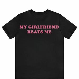 Unisex My Girlfriend Beats Me Koszulka, Zabawny Prezent Dla Chłopaka, Koszulka Dla Chłopaka, Prezent Na Walentynki, Koszulka Z Memem, Odzież Y2K