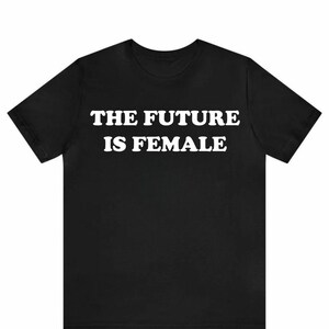 BLACKMYTH T-shirt grafica carina da donna, maglietta con slogan divertente, top casual a maniche corte, t-shirt alla moda per donna, stile estivo estetico