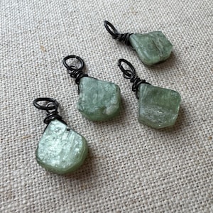 Grüner Kyanit Anhänger, Grüner Edelstein Dreieck Teardrop Anhänger