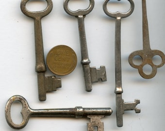 Lot of (5) KEYS Some from Paris FRANCE  Very Cool Vintage Rusty altered arts assemblage French 8734