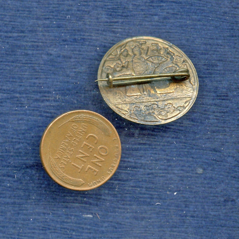 ASIAN MOTIF Pin Brooch Brass Metal 8261 Vintage Victorian