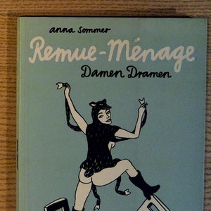May include: A book cover with a blue background and white text that reads "Remue-Ménage Damen Dramen". The cover features a black and white illustration of a woman in a black outfit standing on a chair with her leg raised.