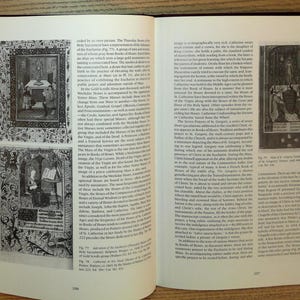 Puede incluir: Libro abierto con ilustraciones en blanco y negro. La p&aacute;gina izquierda presenta tres im&aacute;genes enmarcadas con escenas detalladas. La p&aacute;gina derecha tiene texto y una sola imagen enmarcada. El libro est&aacute; abierto sobre una superficie de madera.