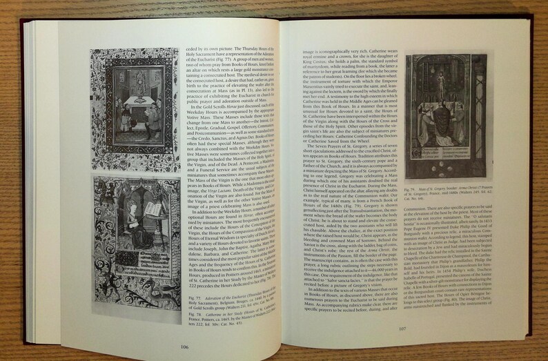 Puede incluir: Libro abierto con ilustraciones en blanco y negro. La p&aacute;gina izquierda presenta tres im&aacute;genes enmarcadas con escenas detalladas. La p&aacute;gina derecha tiene texto y una sola imagen enmarcada. El libro est&aacute; abierto sobre una superficie de madera.