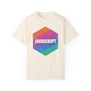 Könnte beinhalten: Ein cremefarbenes T-Shirt mit einem bunten sechseckigen Logo, auf dem "JAVASCRIPT" in weißer Schrift steht.