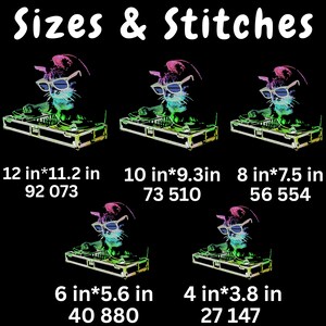 Op de afbeelding: Zwarte achtergrond met de tekst "Sizes & Stitches". De afbeelding toont een neonkleurige kat met een zonnebril en een DJ-opstelling. De afbeelding is verkrijgbaar in vijf formaten: 30.5x28.4 cm, 25.4x23.6 cm, 20.3x19.1 cm, 15.2x14.2 cm en 10.2x9.7 cm.