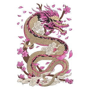 Può includere: Design ricamato di un drago con scaglie rosa e oro, circondato da fiori di ciliegio rosa e nuvole bianche. Il drago è raffigurato in una forma curva e sinuosa, con la testa rivolta di lato. Il design è su sfondo bianco.