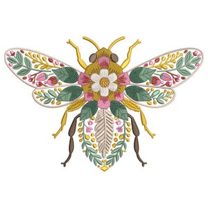 Może przedstawiać: Haftowany wzór pszczoły z motywami kwiatowymi i liściastymi. Ciało pszczoły jest żółte i brązowe, z różowymi, zielonymi i białymi kwiatami i liśćmi zdobiącymi skrzydła. Projekt jest na białym tle.