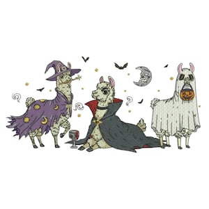 Op de afbeelding: Geborduurd ontwerp met drie lama's in Halloween-kostuums. Eén is een heks, een ander een vampier en de derde een spook met een pompoen. Het ontwerp bevat vleermuizen, sterren en een maan.
