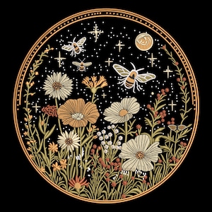 Pode incluir: Design circular com uma cena noturna com flores, abelhas, estrelas e uma lua crescente. A obra de arte tem um fundo preto com uma borda dourada. As flores são em tons de branco, laranja e bege. As abelhas voam ao redor das flores.