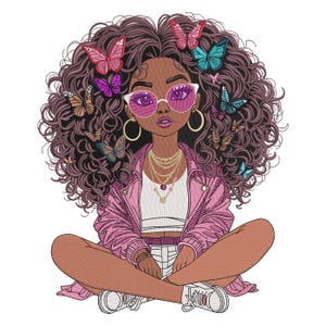 Könnte beinhalten: Gesticktes Design einer jungen Person mit brauner Haut, lockigem braunem Haar und rosa Sonnenbrille. Schmetterlinge in verschiedenen Farben befinden sich im Haar. Die Person trägt eine rosa Jacke, ein weißes Oberteil, Shorts und Turnschuhe sowie goldene Creolen. Die Person sitzt im Schneidersitz.