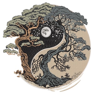 Op de afbeelding: Geborduurd Yin en Yang ontwerp met twee gestileerde bomen. De ene boom is bruin en groen, de andere grijs. Het ontwerp bevat een maan en sterren in de donkere helft, tegen een beige achtergrond.