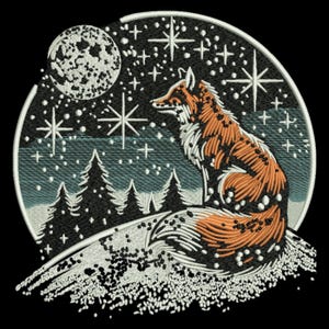 Puede incluir: Parche bordado que representa un zorro sentado en una colina nevada, contemplando un cielo estrellado con luna llena. El zorro tiene pelaje naranja y blanco, sobre un fondo azul oscuro y negro con detalles blancos.