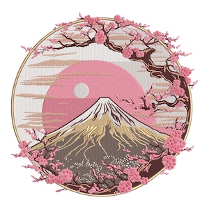 Puede incluir: Diseño bordado con el monte Fuji con un cielo rosa, una luna blanca y flores de cerezo. La montaña es marrón y dorada, dentro de un marco circular dorado. Las flores de cerezo son rosas y el cielo es un degradado de rosa y blanco.