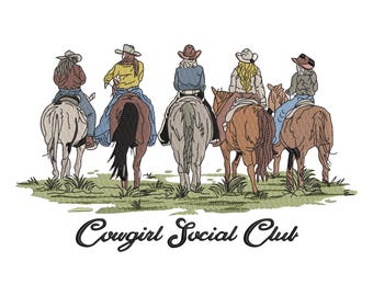 Może przedstawiać: Haft przedstawiający pięć kowbojek na koniach, widzianych od tyłu. Mają na sobie kapelusze kowbojskie i codzienne stroje. Tekst "Cowgirl Social Club" jest napisany kursywą pod końmi, na białym tle.