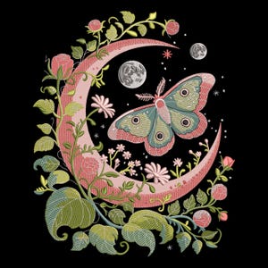 Puede incluir: Un diseño bordado con una luna creciente, una mariposa y elementos florales sobre un fondo negro. La luna es rosa y la mariposa tiene alas verdes y rosas. Flores y hojas en tonos rosas y verdes rodean la luna.
