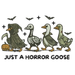 Op de afbeelding: Een Halloween-ontwerp met vier cartoon ganzen in enge kostuums. De ganzen zijn afgebeeld als de Grim Reaper, een skelet, een vampier en een zombie. De zin "JUST A HORROR GOOSE" staat in zwarte tekst eronder, met vleermuizen en sterren erboven.