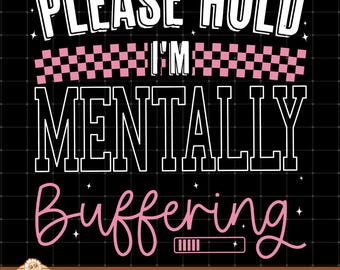 Puede incluir: Diseño gráfico negro con el texto "PLEASE HOLD I'M MENTALLY BUFFERING" en blanco y rosa. El diseño incluye un patrón de cuadros rosas y blancos y una barra de carga. La parte inferior del diseño incluye el texto "YOUR VIP DIGI" y "300 DPI HIGH QUALITY PNG".
