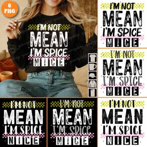 Puede incluir: Una sudadera negra con un gráfico blanco que dice "I'm not mean, I'm spice nice" en una fuente desgastada. El gráfico está rodeado por un borde a cuadros amarillo y rosa. La sudadera se muestra en una modelo que lleva jeans azules.