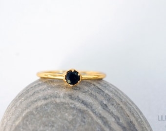 3 mm ブラックオニキス ゴールドリング。六角形リング ゴールド ヴェルメイユ 華奢リング 幾何学的スタッキングリング ブラック ジェム 六角形リング