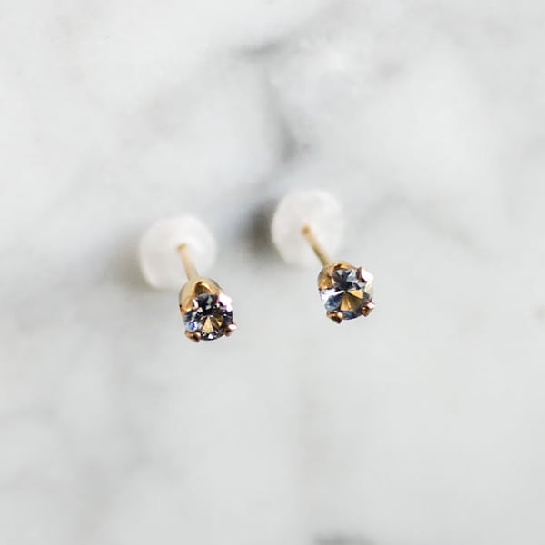 Pendientes de alejandrita de 3 mm. Pendientes de gemas cultivadas en laboratorio. Pendientes pequeños con gemas. Oro o plata.