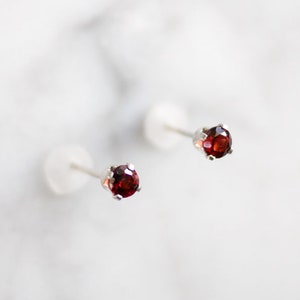 amore - 3mm rote Granat Ohrringe. Edelstein-Bolzen. winzige Edelstein Stud. Gold oder Silber. dunkelroter Wein rubinroten Ohrstecker