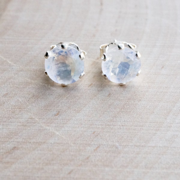 6 mm regenboog Maansteen hengsten. juni birthstone. witte edelsteen hengsten. Gouden of zilveren studs.