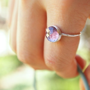 alessandrite - anello con alessandrite sfaccettata da 8 mm. anello con pietre preziose impilabili. alessandrite da laboratorio che cambia colore