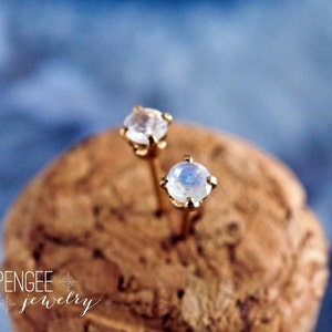 Tachuelas de piedra lunar de 3 mm. tachuelas de piedras preciosas. pendientes de gemas diminutas. oro o plata. pendientes de piedra lunar flash azul