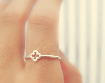 SALE. clove ring - slim sterling silver quatrefoil ring. clover ring. dainty simple silver band.