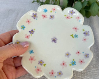 Kleiner Blumen Teller | Handgemachte Platte| Handbemalter Keramik Teller mit kleinen Blumen