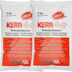 Könnte beinhalten: Zwei weiße Beutel mit KERA flott weißem keramischem Reliefgießpulver. Jeder Beutel wiegt 5 kg und trägt den Aufdruck "Best.-Nr. 1000 005". Die Beutel befinden sich auf weißem Hintergrund.