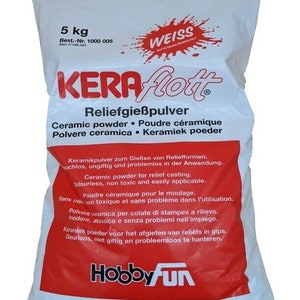 Könnte beinhalten: Ein weißer Beutel mit KERAfloutt weißem keramischem Reliefgießpulver. Der Beutel ist mit dem Produktnamen, dem Gewicht (5 kg) und der Artikelnummer (1000 005) beschriftet. Der Beutel enthält auch Gebrauchsanweisungen in Deutsch, Englisch, Französisch, Italienisch, Niederländisch und Spanisch.