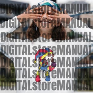 Pu&ograve; includere: Una maglietta bianca a maniche lunghe con un personaggio dei cartoni animati che indossa un cappello da giullare e tiene un microfono. Il personaggio ha i capelli castani, gli occhi azzurri e indossa un vestito blu e giallo. Il testo "DIGITALstoreMANUAL" &egrave; ripetuto sulla maglietta.
