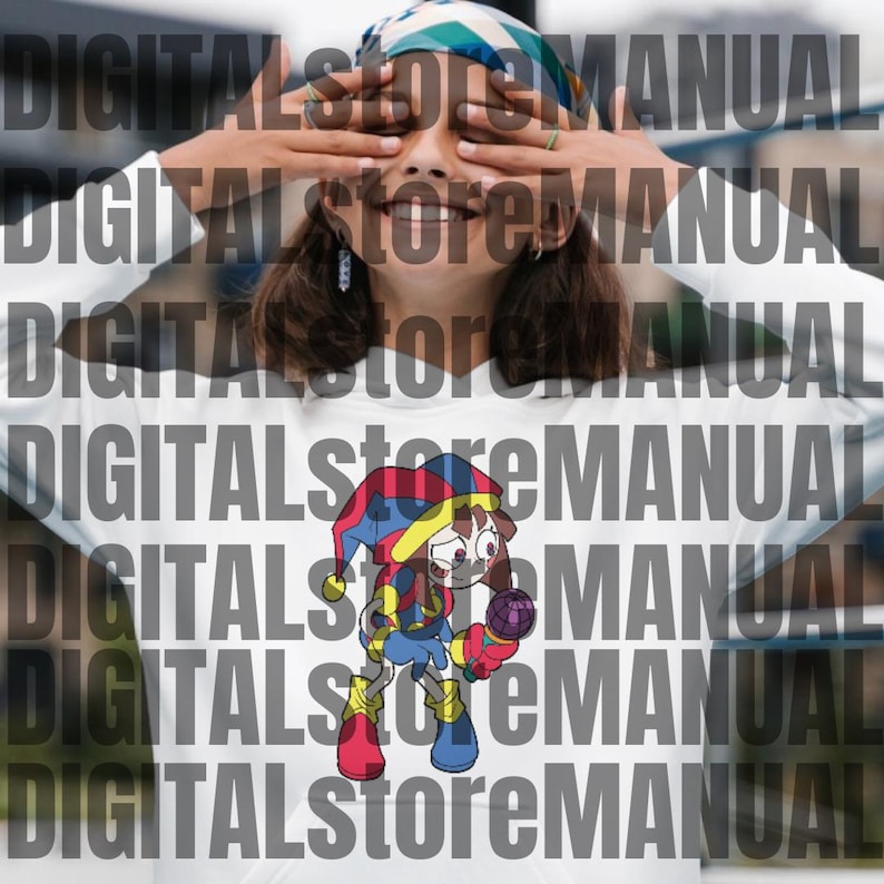 Pu&ograve; includere: Una maglietta bianca a maniche lunghe con un personaggio dei cartoni animati che indossa un cappello da giullare e tiene un microfono. Il personaggio ha i capelli castani, gli occhi azzurri e indossa un vestito blu e giallo. Il testo "DIGITALstoreMANUAL" &egrave; ripetuto sulla maglietta.