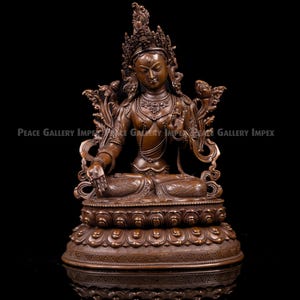 Statua di Tara bianca in rame: divinità buddista tibetana