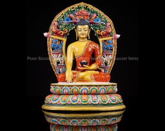 Estatua dorada del Buda Shakyamuni con Mandorla