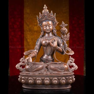 Statua di Tara bianca in rame ossidato: decorazione buddista tibetana