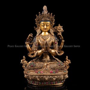 Statua di Chenrezig in oro: divinità buddista tibetana
