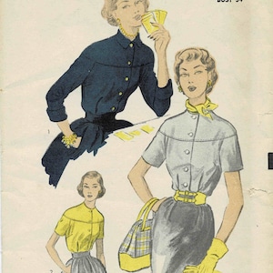 Puede incluir: Patrón de costura vintage para una blusa con cuello y mangas cortas. El patrón es de Advance, talla 16, busto 86 cm. El patrón muestra tres estilos diferentes de la blusa.