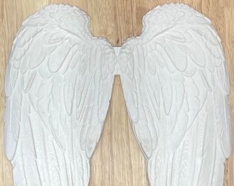 Decoración de pared con corona de alas de ángel