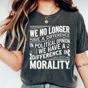 Vi har ingen längre skillnad i politisk åsikt moral t-shirt, politik citat, politisk design talesätt, politiska gåvor t-shirt