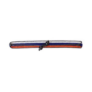 Op de afbeelding: Een meerstrengs armband met oranje, witte en blauwe kralen. De armband heeft zwarte kralen aan de uiteinden en een zwart koord om de maat aan te passen.