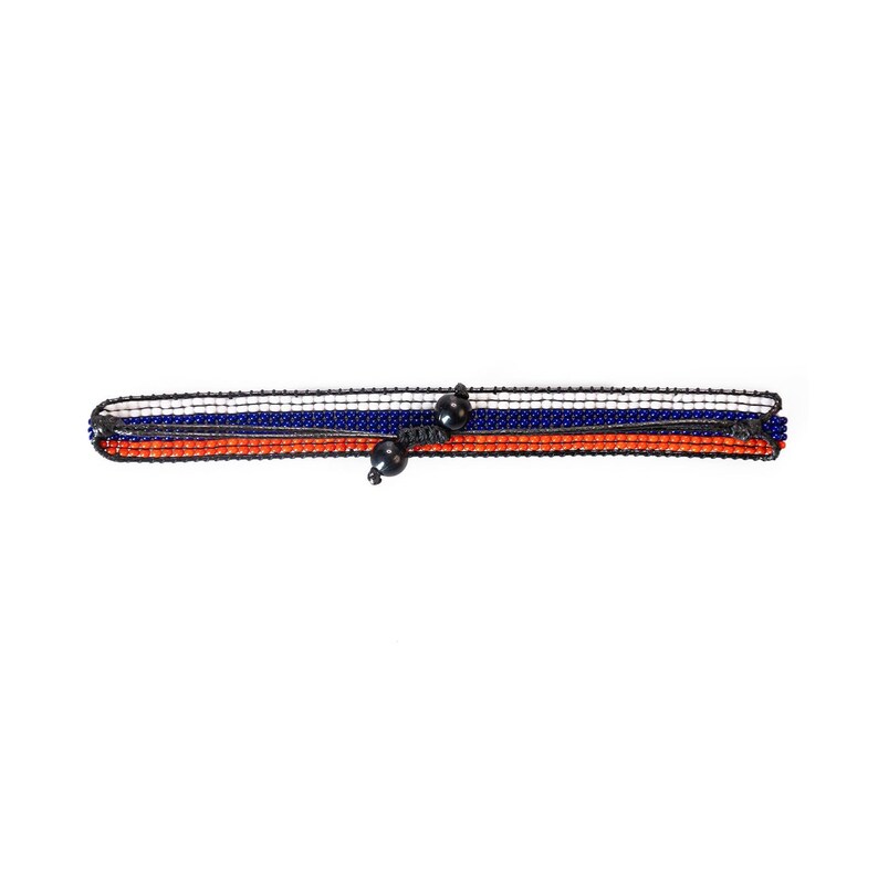 Op de afbeelding: Een meerstrengs armband met oranje, witte en blauwe kralen. De armband heeft zwarte kralen aan de uiteinden en een zwart koord om de maat aan te passen.
