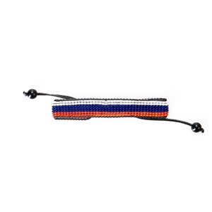 Op de afbeelding: Een zwarte kralen armband met een geweven ontwerp in oranje, wit en blauw.