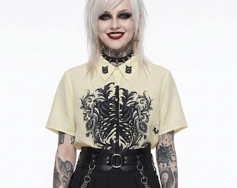 Blusa gótica de esqueleto reciclada, pieza única, camisa de bruja de segunda mano, caja torácica floral, cuello bordado con estampado de murciélagos y serpientes en amarillo pastel, talla M-L
